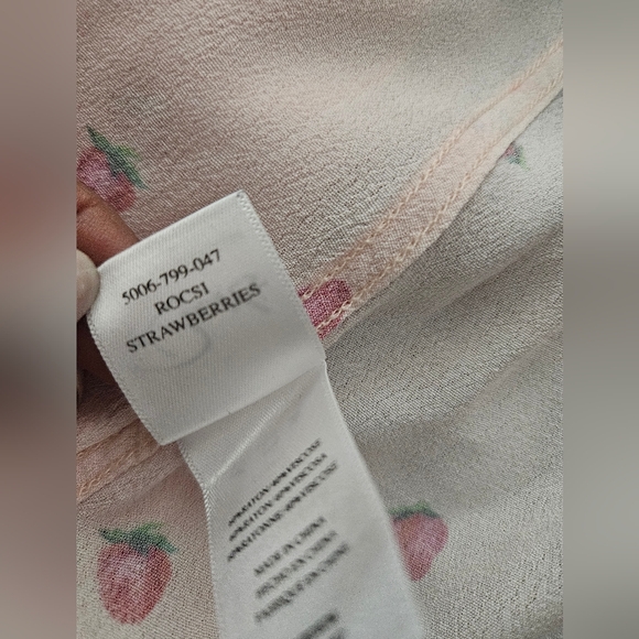 Rails Rocsi Pink Strawberries Long Sleeve Button Down Top Size M Medium - Picture 7 of 8